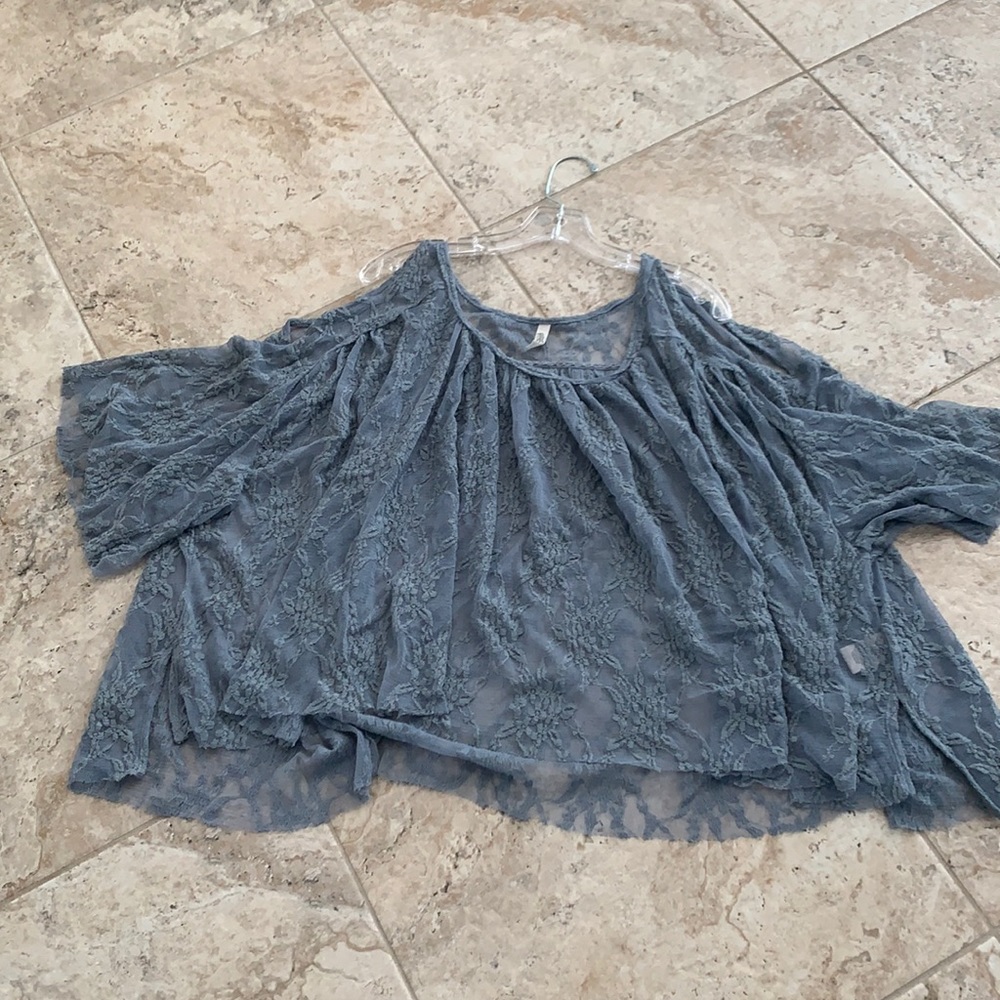 Free people s/s lace flow blouse with cut out shoulders